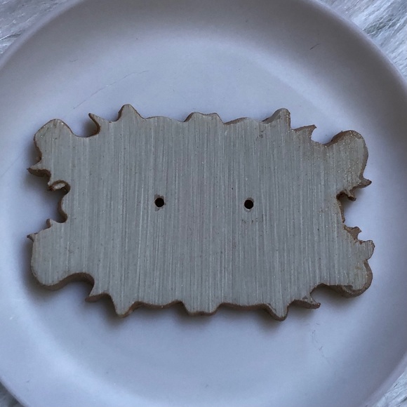 Beige/cream floral stud earrings with vintage style display - Picture 7 of 7